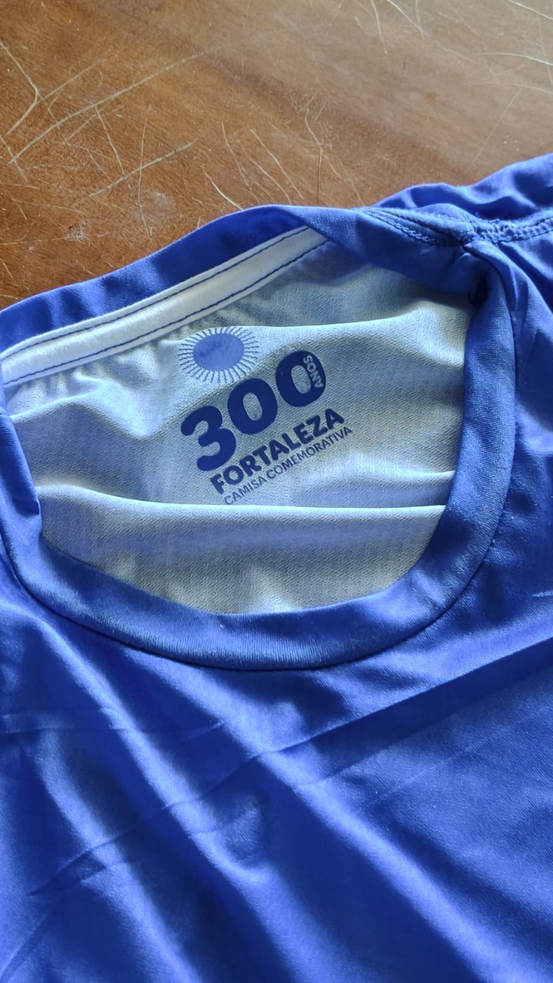 Amarelo com logo azul